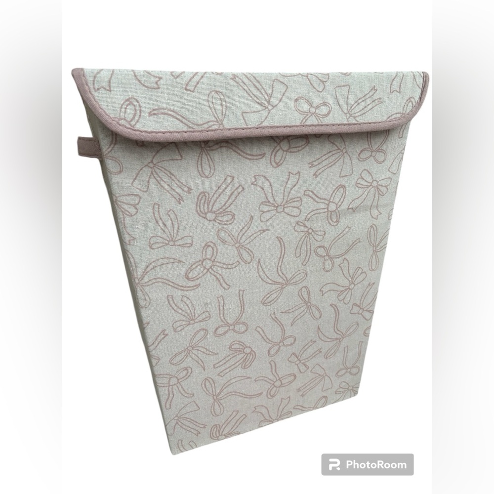 Laundry basket hamper with bows